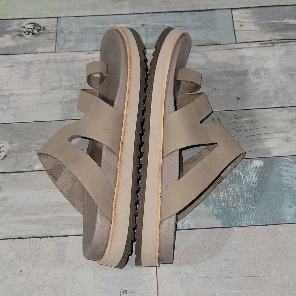 Merrell Women's Tan Sandals - Picture 5 of 6